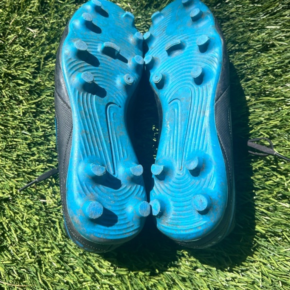 Adidas Soccer Cleats size 6.5 US. Like New - Picture 3 of 7